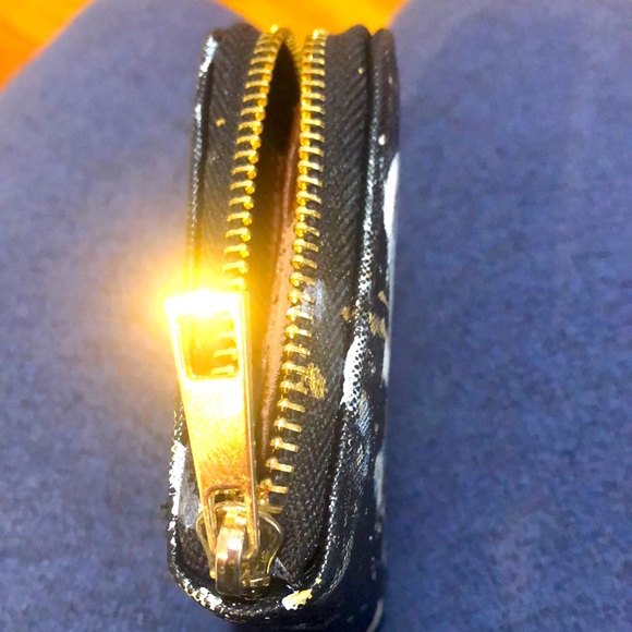 Wristlet/wallet zip around black/handpainted design w/card slots - Picture 6 of 6